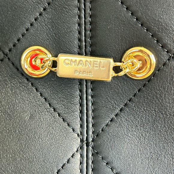 CHANEL (26P) LARGE Shopping Bag Black Calfskin & Gold-Tone Metal - Picture 5 of 17